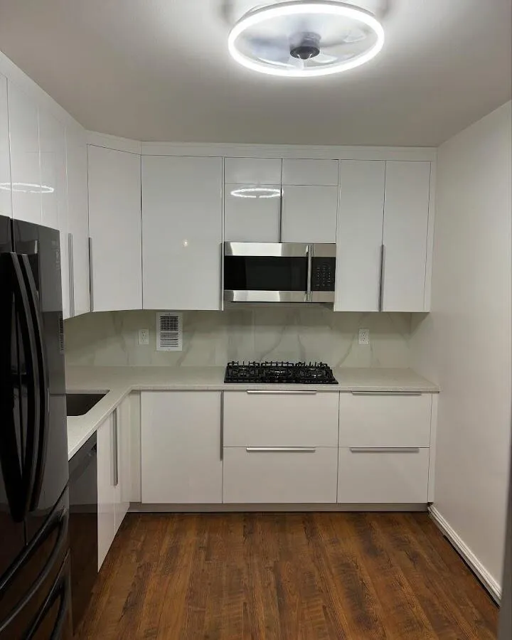 Renovated kitchen with quartz countertops in Tontitown